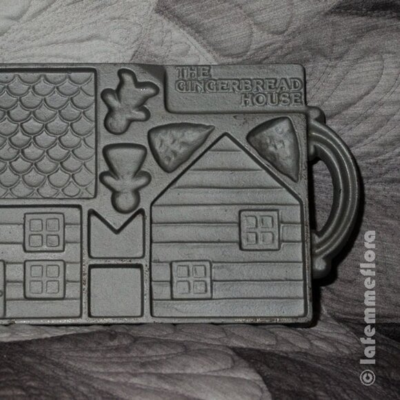 Gingerbread House Cookie Molds - Picture 1 of 2